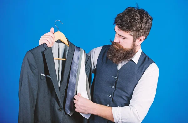 Dificuldade em escolher gravata. Assistente de loja ou serviço de estilista pessoal. Combinando roupa de gravata. Homem barbudo hipster segurar gravatas e terno formal. Uma gravata perfeita. Conceito de compras. Conselhos estilistas — Fotografia de Stock