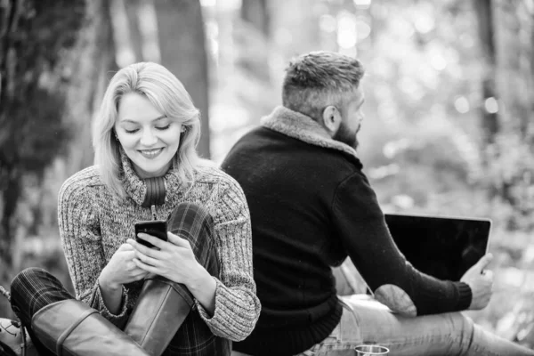 現代生活モバイルガジェットで公園でリラックス幸せな愛するカップル。現代人は常にオンラインコミュニケーションに関わっていた。インターネット中毒。オンラインライフの近代的な技術。すべてのアカウントのログアウト — ストック写真