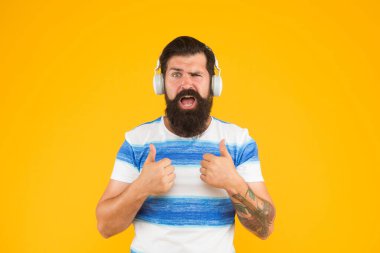 Yaz tatilinin tadını çıkar. Rahatlamak için melodi. Mutlu sakallı meloman kulaklıklar. Mega vuruş. Şehirde yaz mevsimi. Boş zaman. Yaz şarkı listesi. Yaz müziği karışımı. Hippi adam, dinle. Şarkı sarı arka plan.