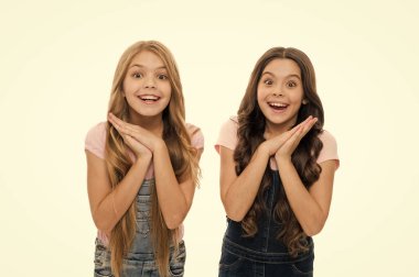 Bu ne sürpriz. Samimi bir heyecan. Çocuklar uzun, sağlıklı, parlak saçlar günlük kıyafetler giyerler. Küçük kızlar mutlu yüzleri heyecanlandırır. Çocuklar mutlu şirin yüzler heyecanlanır. Heyecan verici anlar. Heyecan duygusu.