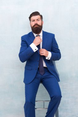 Gerçekten mükemmel. Terzi kıyafeti. Moda dükkanı. Kiralık kıyafet servisi. Zarif moda kıyafeti. Centilmen modern tarz. Yakışıklı, maço bir adam smokin giyer. Moda kıyafetleri. Modern trend. Kendinden emin.