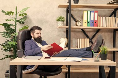 Finansal rapor. Küçük işletmenin sahibi. Sakallı iş adamı ofisi iş raporlarını okuyor. Finansal rapor analiz ediliyor. Muhasebe ve bankacılık. Adam bankacı muhasebeci belirteçleri öğreniyor