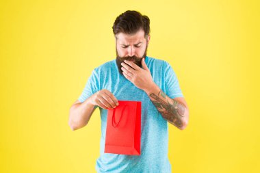 Küçük bir tatlılık. Sakallı adam alışverişe gider. Erkekler için alışveriş merkezi. Olgun erkek sakalı ve moda alışverişi. İlgili hipster kağıt çanta. Hediye paketi olan adam. Ürün al. İçinde ne var?