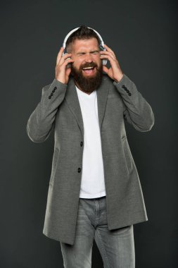 İlham verici bir şarkı. Müzik kütüphanesi. Sakallı adam müzikten hoşlanıyor. Ses kitabı. Dinleme kitapları başvurusu. Yaşam tarzı müzik hayranıyım. Kablosuz kulaklık dinleyen bir adam. Hippi kulaklık kullanıyor.