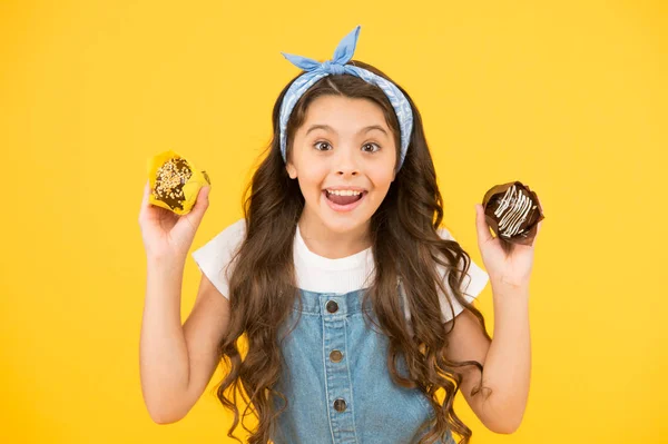 Loja de doces. Conceito de padaria e confeitaria. Conceito dos dentes doces. Café comida restaurante. engraçado retro menina muffin fundo amarelo. crianças felizes adoram sobremesas. Queques deliciosos. bolo de aniversário feliz — Fotografia de Stock