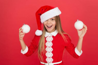 Evrensel dekorasyonlar. Noel dekoru. Kış tatili Neşeli bir ruh hali. Kartopu konsepti. Noel dekorasyonu fikirleri. Çocuk Noel Baba kostümü Noel baloları düzenler. İyi titreşimler. Neşeli ruh hali