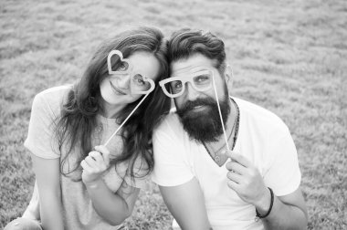 Ortak fotoğraf standı partimiz. Mutlu kız arkadaşı ve erkek arkadaşı sopa üzerinde parti sahne tutan. Romantik çift yeşil çim üzerinde mutlu parti bakmak ile gülümseyen. Parti eğlencesi