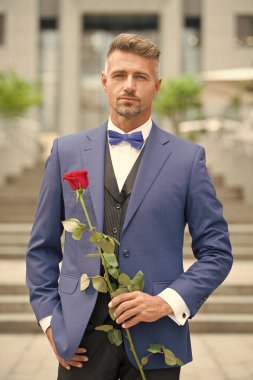 Dünyadaki son bekar. Sevgililer günü ve yıldönümü. Flört hizmetleri. Nasıl romantik olunacak. Romantik bir beyefendi. Romantik hediye ile adam olgun kendinden emin maço. Yakışıklı adam gül çiçek romantik tarih