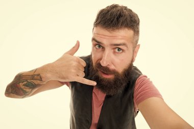 Beni sonra ararsın. Sakallı adam bana jest der. Uzun sakallı, uzun sakallı bir hippi. Cep telefonu. Mobil iletişim. İletişim uzmanı sakallı hippi. Telefon aranıyor