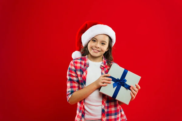 De Santa. Últimos preparativos. Felices fiestas de invierno. Niña pequeña. Fiesta de año nuevo. Chico Santa Claus. Compras de Navidad. Regalo para Navidad. Infancia. Niña niña en sombrero rojo de santa —  Fotos de Stock