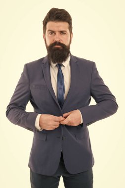 Ciddi bir işveren. Vahşi patron beyazları soyutladı. Resmi takım elbiseli sakallı iş adamı. Ofis hayatı. Sakallı hippi işverenin kendi işi var. Modern iş başarısı. Klas kıyafetli işveren.