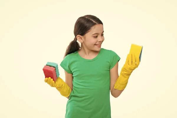 Chica usar guantes de protección para la limpieza mantenga esponjas fondo blanco. Obligaciones domésticas. Concepto de hogar. Hija útil. Para obtener resultados brillantes. Limpieza con esponja. Artículos de limpieza —  Fotos de Stock