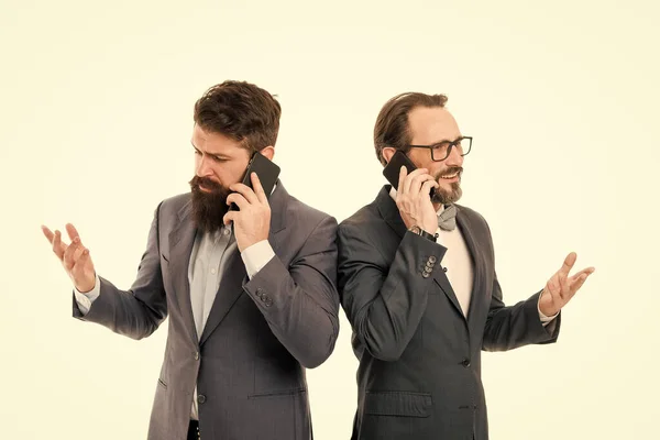 Telefonda konuşan erkeklerin ortaklığı. işbirliği ve takım çalışması. olgun erkekler. Çevik iş. toplantı üzerinde iş iletişimi. takım başarısı. resmi takım elbiseli sakallı işadamları. ortaklık kavramı — Stok fotoğraf