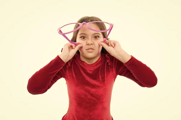 Vamos a uma festa. criança menina com óculos de festa isolados no branco. pequena menina bonita com rosto feliz. beleza e moda. cuidados com a pele e cabeleireiro criança. Dia das crianças. felicidade infantil — Fotografia de Stock