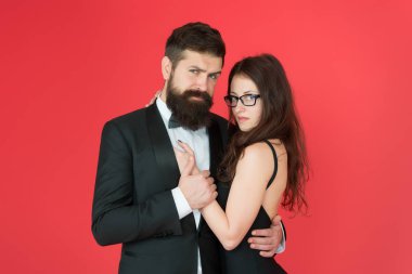 Birlikte çıkmak. Birbirine aşık çiftler. Sakallı adam ve şehvetli kadın randevuda. Romantik bir ilişki. Aşk ve romantizm. Flört ve flört.