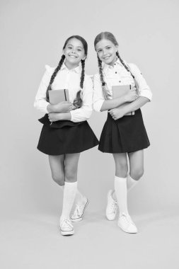 iyi notlar. edebiyat dersi. çocuk edebiyatı. kitap ile küçük kız çocuklar. okuma ve yazma. Okula geri dön. Kitapçıda ya da kütüphanede sınıf arkadaşları. mutlu kızlar çalışma kitabı ile çalışma