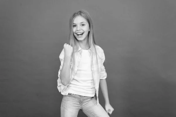 Acredite em melhor. menina pequena fundo vermelho. infância feliz. Criança loira sorridente. menina com cabelo loiro longo. estilo casual. Dia das crianças. menina na moda. moda infantil. beleza elegante — Fotografia de Stock