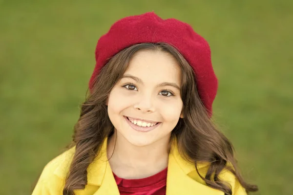 Beleza de outono. menina alegre no casaco amarelo. Miúda parisiense em boina francesa. beleza e moda. Casaco de outono. infância feliz. criança pequena com cabelo encaracolado. estilo de moda outono. época de outono — Fotografia de Stock