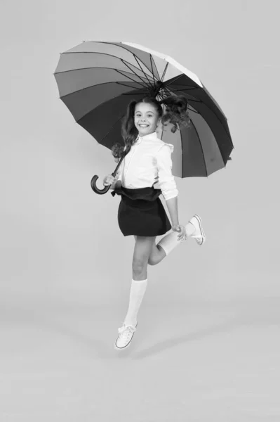 9월 1일에 학교로 돌아갑니다. 노란색 배경에 9 월 1 일에 무지개 우산을 가진 사랑스러운 여학생. 9월 1일에 학교에 가는 작은 아이. 첫 번째 학교 일에 어린 소녀, 9 월 1 — 스톡 사진