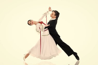 Dans eden balo çifti beyaz arka planda izole bir şekilde poz veriyor. balo salonu şehvetli dansçıları Walz, tango, slowfox ve quickstep dansları