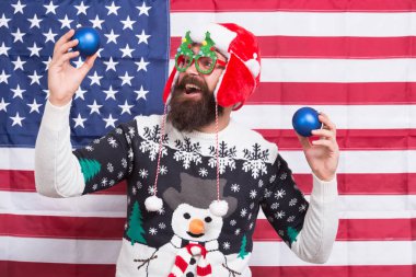 Tanrı Amerika 'yı korusun. Vatansever Noel Baba kış tatilini kutluyor. Amerikan bayrağıyla Noel ampulleri. Ulusal tatiller. İyi tatiller. Bayramları ve vatanseverliğinizi kutlayın.
