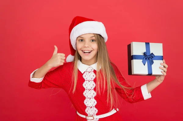 Sorpresa para ella. Felices fiestas de invierno. Regalo de apertura de niña pequeña. Año nuevo. Regalo de Santa Claus. Niña pequeña recibió un regalo. Regala Navidad. Momento mágico. Alegre niño traje de carnaval fondo rojo —  Fotos de Stock