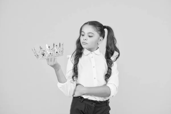 Haar schoolbal er super speciaal laten uitzien. Een toekomstige balkoningin. Schattig klein kind met gouden kroon voor schoolbal op gele achtergrond. Schattig klein meisje gaat naar het bal avond — Stockfoto