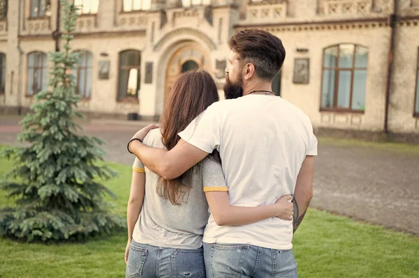 Casal relaxante se divertindo. Hipster e mulher bonita apaixonada. Apaixone-se. Felizes juntos. Casal apaixonado andando se divertindo. Abraço terno. Amor é um jogo que dois podem jogar e ambos podem ganhar — Fotografia de Stock