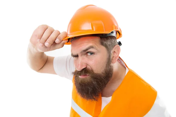 Brutal e trabalhador. Trabalhador bruto isolado em branco. Homem barbudo com um olhar brutal. Trabalhador da construção civil ou construtor usar chapéu de segurança e colete. Trabalho brutal — Fotografia de Stock