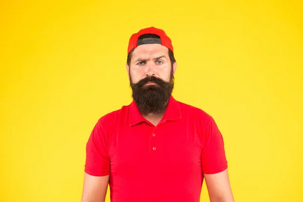 Solo dei capelli favolosi. triste maturo hipster sfondo giallo. uomo barbuto camicia rossa e cappello. moda estate maschile. Salone da barbiere e cura dei peli sul viso. essere trendy e brutale. Barba e baffi toelettatura — Foto Stock