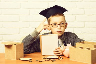 Genç, sevimli, küçük öğrenci.