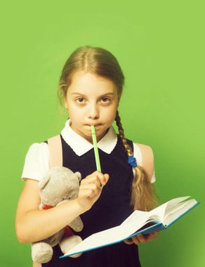 Çalış ve okul konseptine dön. Okul üniformalı çocuk.