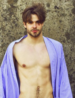 Mavi çizgili pijamalı beyaz maço.