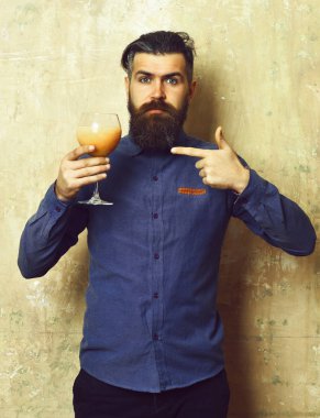 Vahşi hippi elinde tropik alkolik taze kokteyl tutuyor.