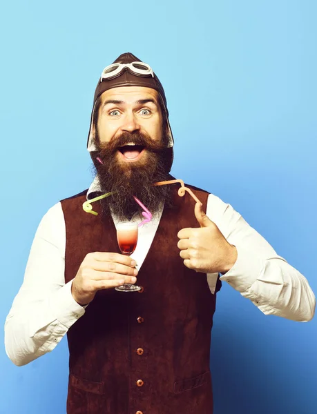 Glimlachende knappe piloot met baard — Stockfoto