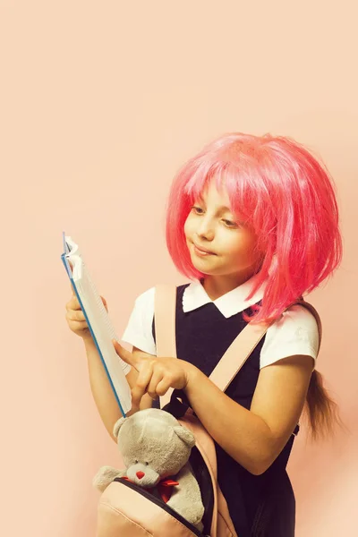 Niño con expresión facial concentrada en uniforme escolar. — Foto de Stock