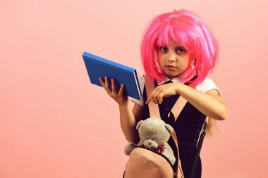 Öğrenci okul üniformalı: okul ve eğitim kavramı başa