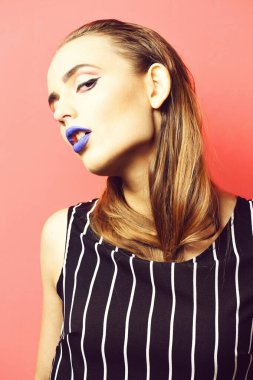 Güzel kız seksi mavi dudaklı ve Saç örgüsü