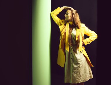 Mandallı, renkli bir kız.