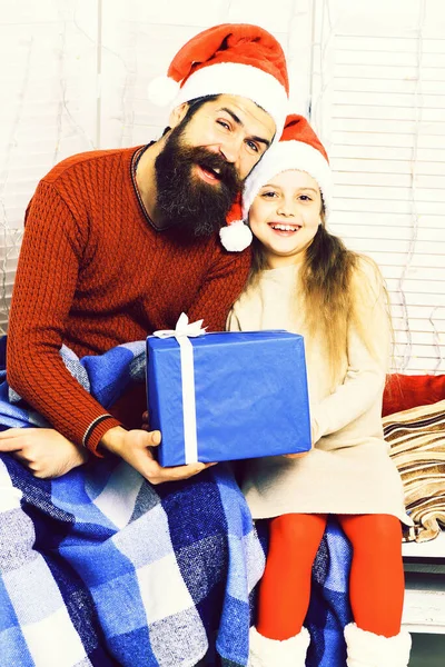 Άγιος Βασίλης με ξανθό κορίτσι — Φωτογραφία Αρχείου