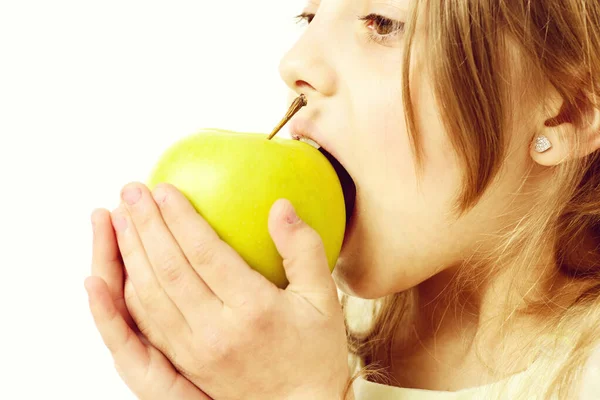 Schattig gelukkig meisje eten groene appel geïsoleerd op wit — Stockfoto