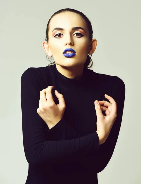Chica bonita con cara adorable y labios azules —  Fotos de Stock