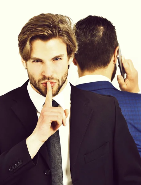 Hombre con gesto de silencio, hombre de negocios ocupado hablando por teléfono —  Fotos de Stock