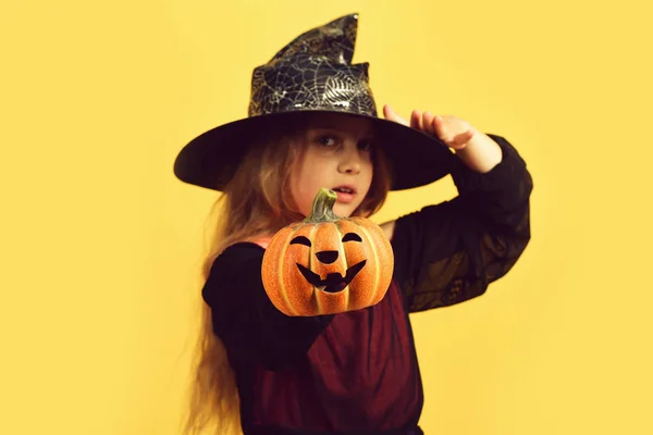 검은 마녀 모자, 드레스와 심각한 얼굴 아이 — 스톡 사진