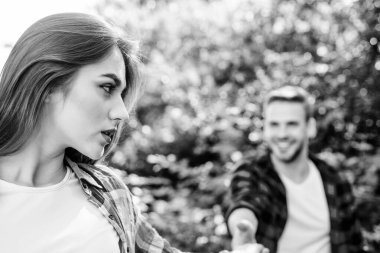 Başlangıç ilişkisi. Aşık bir çift buluşması. Hala giden olan kadınlara saygılı bir şekilde kendinizi ortaya koyun. Çift ilişkisi. Takip et beni. Çift açık havada doğa defokus