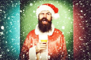 Komik sakallı Noel Baba Adam