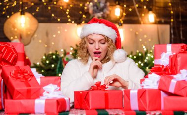 Kız kutlamaya hazır. Yeni yıl kutlamalarının ayrılmaz bir parçası. Xmas konsepti. Şenlik havası. Hediyelik eşya dükkanı. Güzel paketlenmiş hediyeler. Aralık mutlu anları. Mutlu kadın ve hediye kutuları.