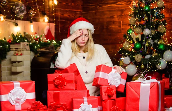 Regalo di Natale. ragazza seria cappello rosso di Babbo Natale. ultima preparazione. E 'Natale. festeggiare il nuovo anno a casa. Regalo natalizio. Il giorno della boxe. triste donna amore regali. Acquisti invernali — Foto Stock