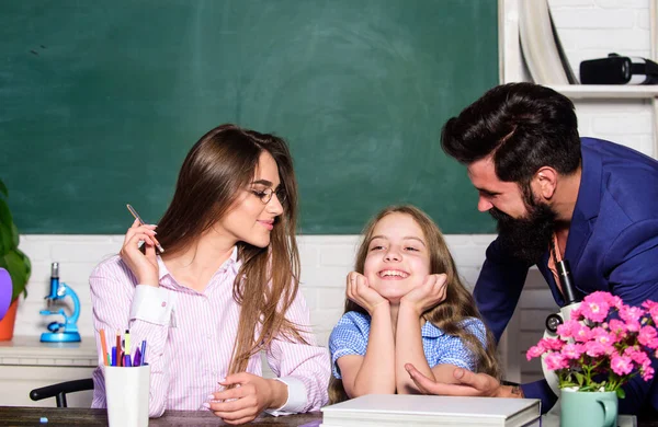 Goede leeromgeving. Leerlingen moeten zich welkom en gerespecteerd voelen. Leraren van mama en papa helpen kinderen met leren. Slimme familie. Een lerende dochter. Gunstige leeromstandigheden — Stockfoto