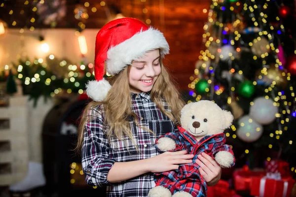 Celebrating New Year. Santa claus little girl. Present shopping. Little girl in red hat. Holiday present. Happy new year. Gift fot you. Elf child. Xmas tree. Holiday gift. Christmas time. Present box — Stock Photo, Image